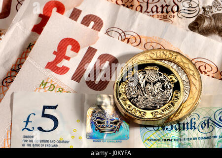 British pound coin - dodici facciate bimetallici di 2017 release (datata 2016) con 2 sterline moneta, £5 nota di polimero e di £ 10 note Foto Stock