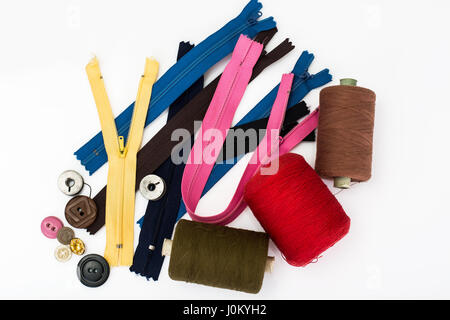 Accessori per la riparazione e la sartoria, cerniere, fili, bottoni. Foto Studio Foto Stock