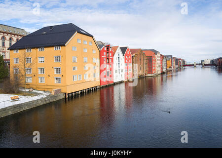 Tradizionale linea di magazzini ai lati del Fiume Nidelva come fluisce attraverso Trondheim, Norvegia. Foto Stock
