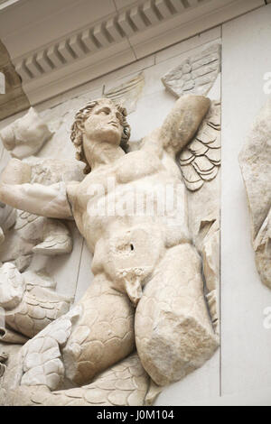 Dettaglio del grande altare di Pergamon mostra la Gigantes con Eros in alto a sinistra nel Pergamon Museum di Berlino in Germania Foto Stock