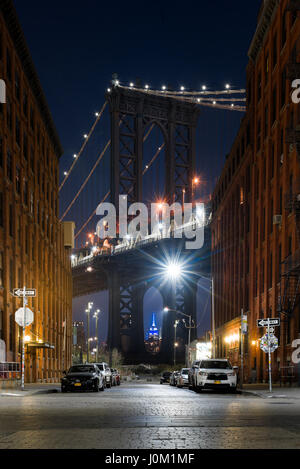 Empire State Building sotto Manhattan Bridge, DUMBO, New York Foto Stock