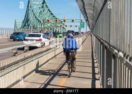MONTREAL, CA - 13 aprile 2017. Il traffico su Jacques Cartier Bridge crossing fiume San Lorenzo. Foto Stock