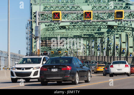 MONTREAL, CA - 13 aprile 2017. Il traffico su Jacques Cartier Bridge crossing fiume San Lorenzo. Foto Stock