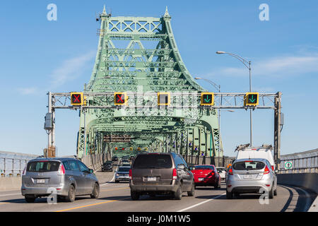 MONTREAL, CA - 13 aprile 2017. Il traffico su Jacques Cartier Bridge crossing fiume San Lorenzo. Foto Stock