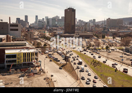 Montreal, CA - 13 Aprile 2017: il traffico pesante si muove su Viger Avenue Foto Stock