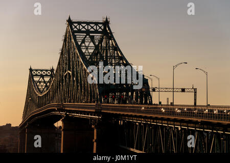 Montreal, CA - 13 Aprile 2017: Jacques-Cartier Bridge al tramonto Foto Stock