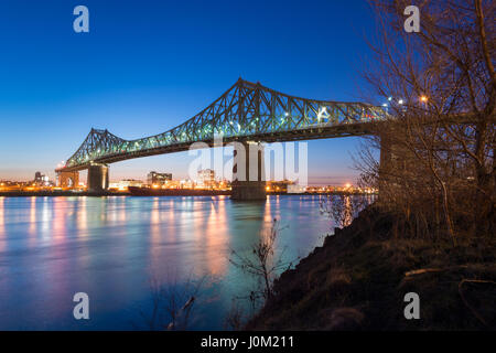 Montreal, CA - 13 Aprile 2017: Jacques-Cartier Ponte e fiume Saint-Lawrence. Foto Stock