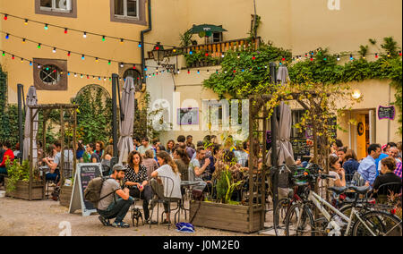 I giovani con un drink sulla terrazza del bar cafè les il savon d'helene Foto Stock