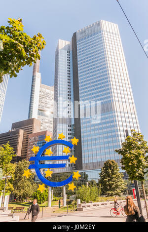 Simbolo euro nella parte anteriore della Eurotower banca centrale europea edificio di frankfurts distretto centrale degli affari Foto Stock