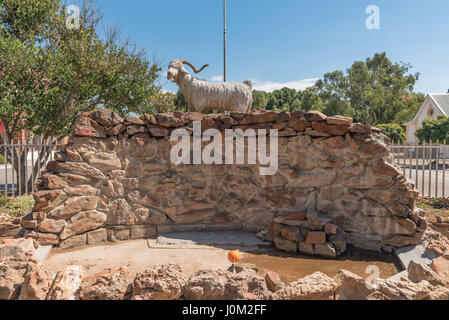 WILLOWMORE, SUD AFRICA - 23 Marzo 2017: un monumento di una capra Angora in Willowmore, commemorando il ruolo mohair giocare nell'industria locale Foto Stock