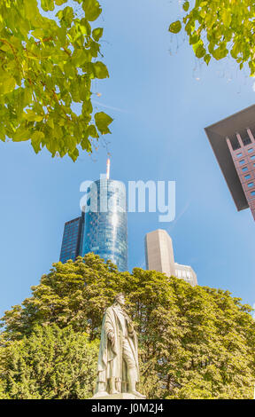 Monumento dedicato a di lingua tedesca poeta e drammaturgo Friedrich Schiller in fermata Taunusanlage Foto Stock