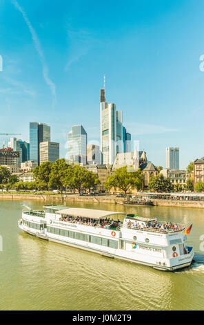 In barca per visite guidate Johann Wolfgang von Goethe di primus flotta di linea di fronte finanziaria dello skyline di distretto Foto Stock