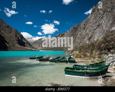 Vista del Chinancocha blu del lago e le sue barche, uno dei due laghi Llanganuco, seduto tra due picchi di huascara e Huandoy Foto Stock