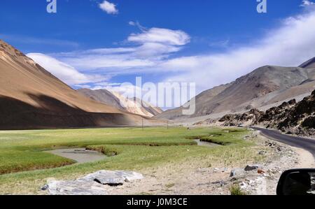 Sulla strada per il lago pangyong, Ladakh, India Foto Stock