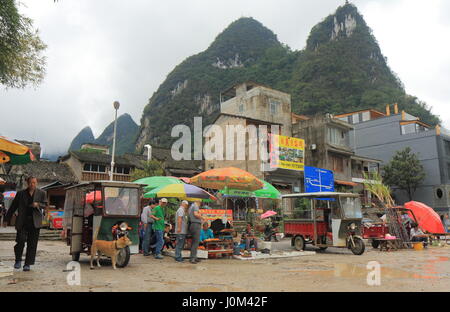 La gente visita Xingping villaggio storico Yangshou in Cina. Xingping è uno storico villaggio di pescatori che si trova vicino al fiume Li. Foto Stock