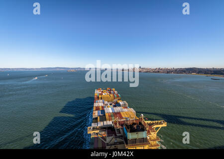 Contenitore Nave da carico immettendo la Baia di San Francisco - San Francisco, California, Stati Uniti d'America Foto Stock