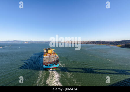 Contenitore Nave da carico immettendo la Baia di San Francisco - San Francisco, California, Stati Uniti d'America Foto Stock