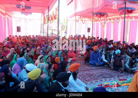 Anantnag, India. Xiv Apr, 2017. I sikh del Kashmir si riuniscono per offrire preghiere in un locale a Gurduwara Chattisinghpora Anantnag alcuni 55 K.M da Srinagar la capitale estiva del Kashmir. Il festival ha un significato speciale per i sikh in quanto segna il giorno nel 1699, quando il loro decimo Guru Gobind Singh ha organizzato l'ordine dei khalsa, un corpo collettivo di avviato sikh. Credito: Muneeb Ul Islam/Pacific Press/Alamy Live News Foto Stock