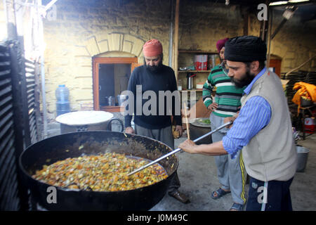 Anantnag, India. Xiii Apr, 2017. I sikh del Kashmir di preparare il cibo per i devoti a livello locale Gurduwara in Chatisinghpora Anantnag. Il festival ha un significato speciale per i sikh in quanto segna il giorno nel 1699, quando il loro decimo Guru Gobind Singh ha organizzato l'ordine dei khalsa, un corpo collettivo di avviato sikh. Credito: Muneeb Ul Islam/Pacific Press/Alamy Live News Foto Stock