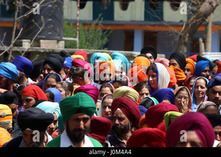 Anantnag, India. Xiv Apr, 2017. I sikh del Kashmir si raccolgono al di fuori di un Gurduwara a offrire preghiere a Chattisinghpora Anantnag alcuni 55 K.M da Srinagar la capitale estiva del Kashmir. Il festival ha un significato speciale per i sikh in quanto segna il giorno nel 1699, quando il loro decimo Guru Gobind Singh ha organizzato l'ordine dei khalsa, un corpo collettivo di avviato sikh. Credito: Muneeb Ul Islam/Pacific Press/Alamy Live News Foto Stock