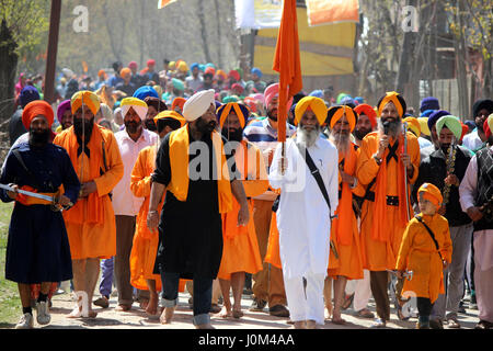 Anantnag, India. Xiv Apr, 2017. Kashmir del Sikh celebra Baisakhi a Chattisinghpora Anantnag alcuni 55 K.M da Srinagar la capitale estiva del Kashmir. Il festival ha un significato speciale per i sikh in quanto segna il giorno nel 1699, quando il loro decimo Guru Gobind Singh ha organizzato l'ordine dei khalsa, un corpo collettivo di avviato sikh. Credito: Muneeb Ul Islam/Pacific Press/Alamy Live News Foto Stock