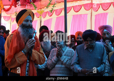 Anantnag, India. Xiv Apr, 2017. I sikh del Kashmir si riuniscono per offrire preghiere in un locale a Gurduwara Chattisinghpora Anantnag alcuni 55 K.M da Srinagar la capitale estiva del Kashmir. Il festival ha un significato speciale per i sikh in quanto segna il giorno nel 1699, quando il loro decimo Guru Gobind Singh ha organizzato l'ordine dei khalsa, un corpo collettivo di avviato sikh. Credito: Muneeb Ul Islam/Pacific Press/Alamy Live News Foto Stock