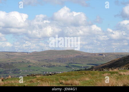 Vista su tutta la valle di Southampton in Oriente Lancashire per la fattoria eolica su Scout Moor in Pennine hills. Foto Stock