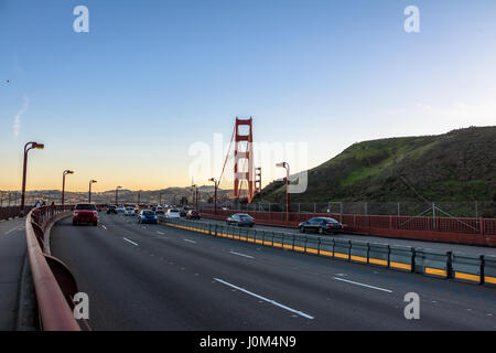 Il traffico del Golden Gate Bridge - San Francisco, California, Stati Uniti d'America Foto Stock