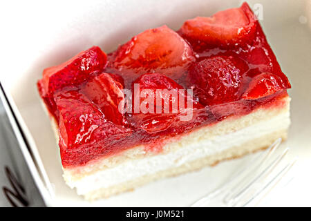 Pan di Spagna con crema, guarnita con marmellata di fragole Foto Stock