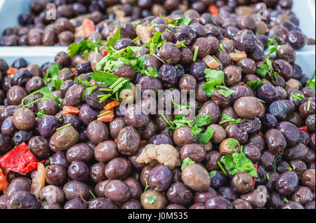 Le olive per la vendita sul quotidiano mercato all'aperto nella città di Siracusa, angolo sud-est dell'isola di Sicilia, Italia Foto Stock