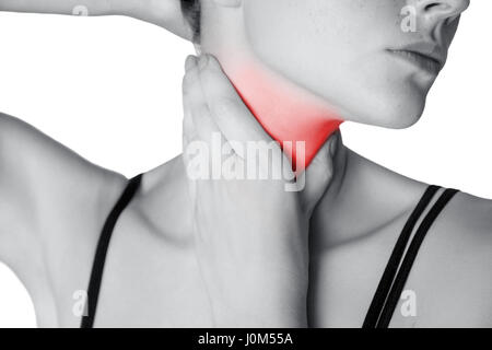 Primo piano di una giovane donna con dolore al collo o ghiandola tiroide isolato su sfondo bianco. Foto in bianco e nero con red dot. Foto Stock