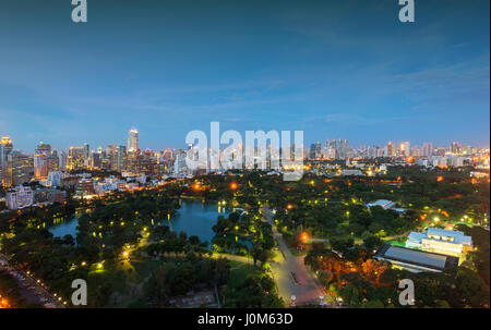 Lumpini Park nel centro cittadino di notte, Bangkok, Thailandia Foto Stock