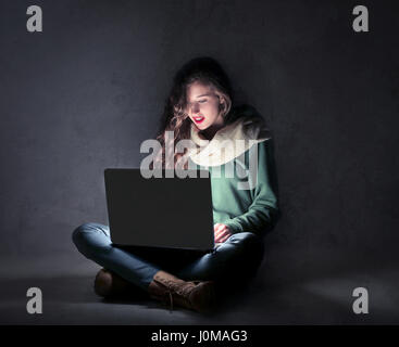 Brunette donna con notebook Foto Stock