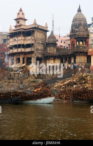 VARANASI, India - 09 febbraio: servizio di impegno sulla banca del fiume Gange in Indian città santa Varanasi, India, Varanasi nel febbraio 09, 20 Foto Stock