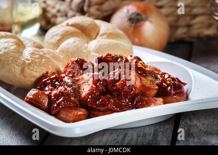 Deliziosi currywurst tedesco - pezzetti di salsiccia con salsa al curry e bun Foto Stock