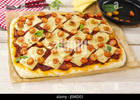 Pizza Margherita con pomodorini e basilico Foto Stock