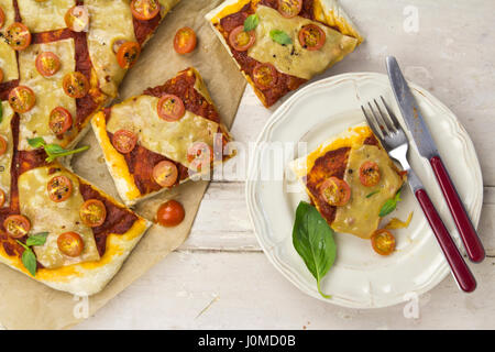 Pizza Margherita con pomodorini e basilico Foto Stock