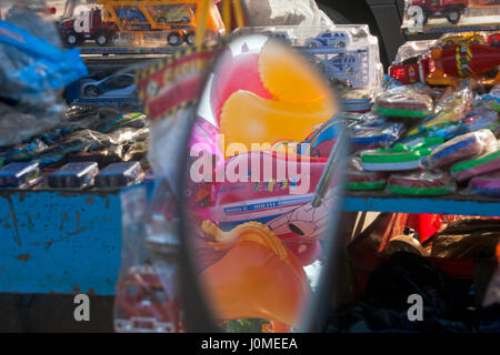 Palloncini sono visti in un motociclo specchio in un tradizionale Khmer nuovo anno celebrazione presso una pagoda nel villaggio di Chork, Khmum Tboung Provincia, Cambogia Foto Stock