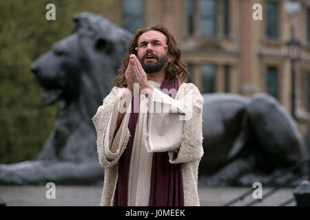 L'attore James Burke-Dunsmore come Gesù durante un concerto di Pasqua della Passione di Gesù dalla Wintershall giocatori in Trafalgar Square, London . Foto Stock