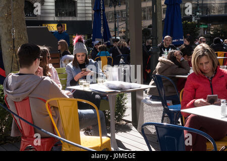 Southwest portico sala da pranzo esterna in Bryant Park, New York, Stati Uniti d'America Foto Stock