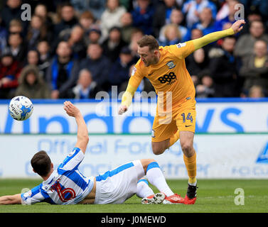 Huddersfield Town Jonathan Hogg (sinistra) affronta Preston North End's Aiden McGeady durante il cielo di scommessa match del campionato a John Smith's Stadium, Huddersfield. Foto Stock