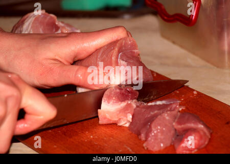 La cottura della carne. Carni suine fresche preparate per barbecue. La carne è succosa, rosa. Imparare da gustosi barbecue. Foto Stock