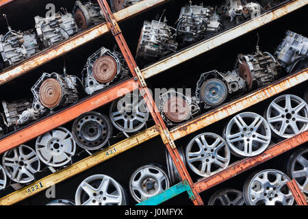 Immagine astratta delle ruote e delle trasmissioni auto sulla scaffalatura di stoccaggio Foto Stock