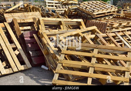 I pallet in legno e legno di scarto per il riciclaggio Foto Stock