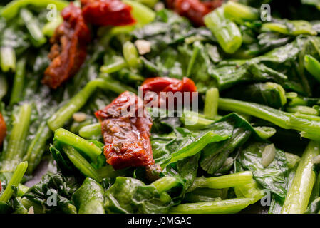 Spinsch fritti con insalata di pomodori secchi Foto Stock