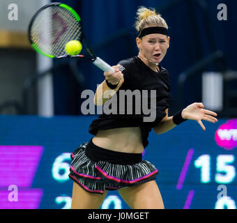 BIEL, Svizzera - 11 aprile : Marie Bouzkova in azione al 2017 Ladies Open Biel WTA torneo internazionale di tennis Foto Stock