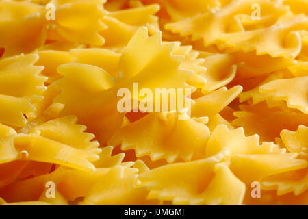 Materie farfalle di pasta. Full frame, vista ravvicinata. Foto Stock