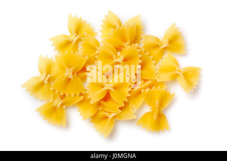 Un mucchio di farfalle di pasta su sfondo bianco Foto Stock