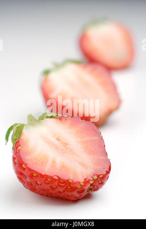 Giardino fragola (Fragaria × ananassa) su sfondo chiaro; concentrarsi sulla prima metà fragola. Foto Stock