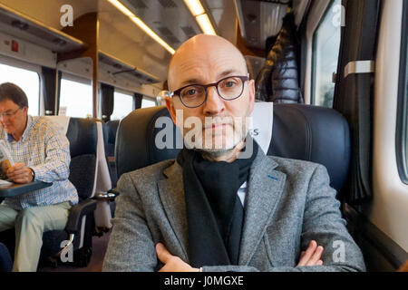 Persone di mezza età figura maschile in viaggio prima classe su un treno nel Regno Unito Foto Stock